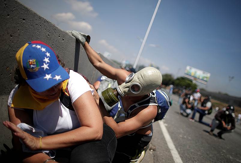 Reuters со ссылкой на очевидцев сообщил о выстрелах, раздававшихся у дворца. По данным собеседников агентства, люди в военной форме, которые сопровождали Хуана Гуайдо, вступили в перестрелку с солдатами, защищающими президента Мадуро