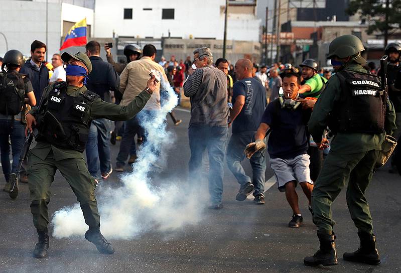 После этого на улицах Венесуэлы начались митинги в поддержку Хуана Гуайдо и столкновения протестующих с военными. По данным Reuters, пострадали более 70 человек, более 80 были задержаны