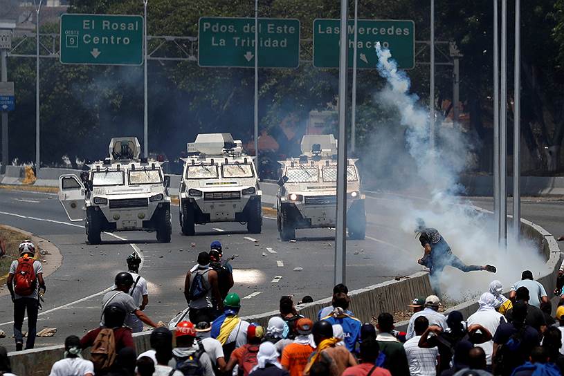 Одновременно у президентского дворца в Каракасе стали собираться тысячи людей на демонстрацию в поддержку Николаса Мадуро