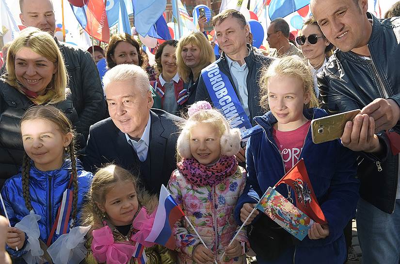 Мэр Москвы Сергей Собянин возглавил демонстрацию на Красной площади