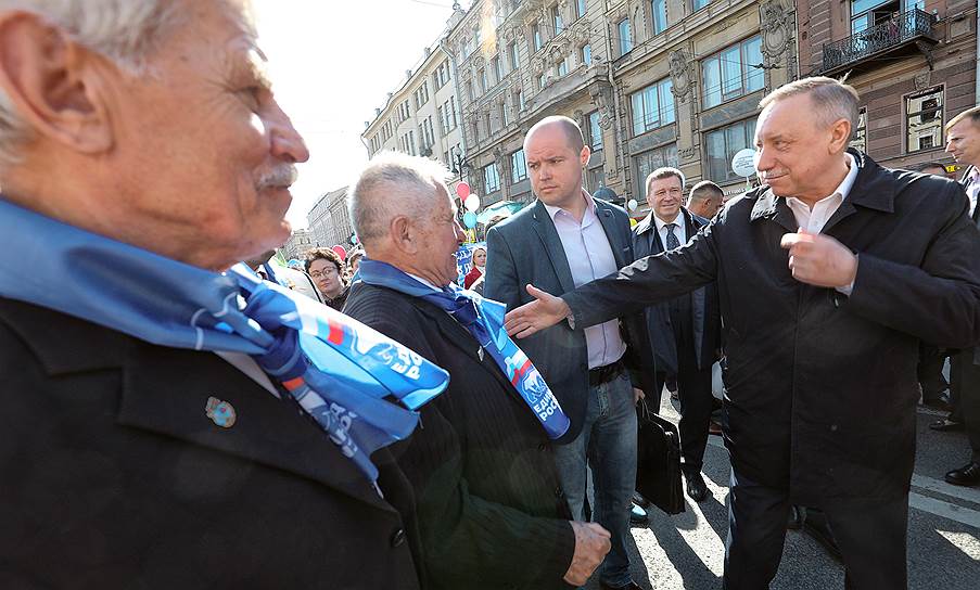 Временно исполняющий обязанности губернатора Санкт-Петербурга Александр Беглов (справа) приветствует участников демонстрации