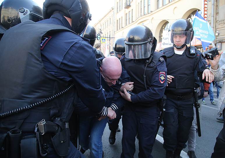 Среди задержанных оказался депутат заксобрания города Максим Резник