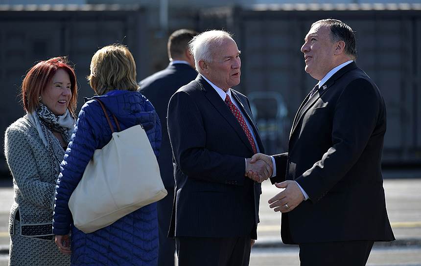 Посол США в Финляндии Роберт Пенс (слева) и госсекретарь США Майк Помпео