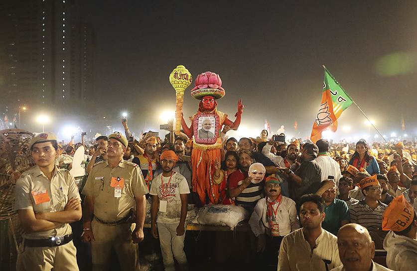 Нью-Дели, Индия. Сторонник правящей «Бхаратия джаната парти» во время избирательной кампании
