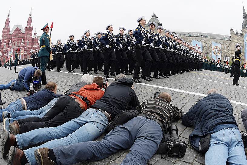 Фотографы и видеооператоры снимают Парад Победы