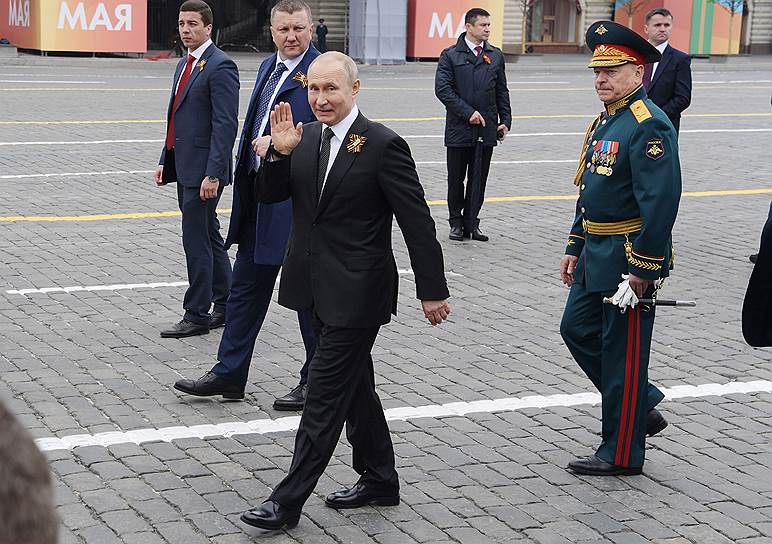Президент России Владимир Путин (в центре) перед началом парада