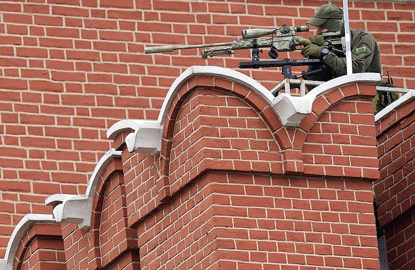 Снайпер на стене Кремля во время парада