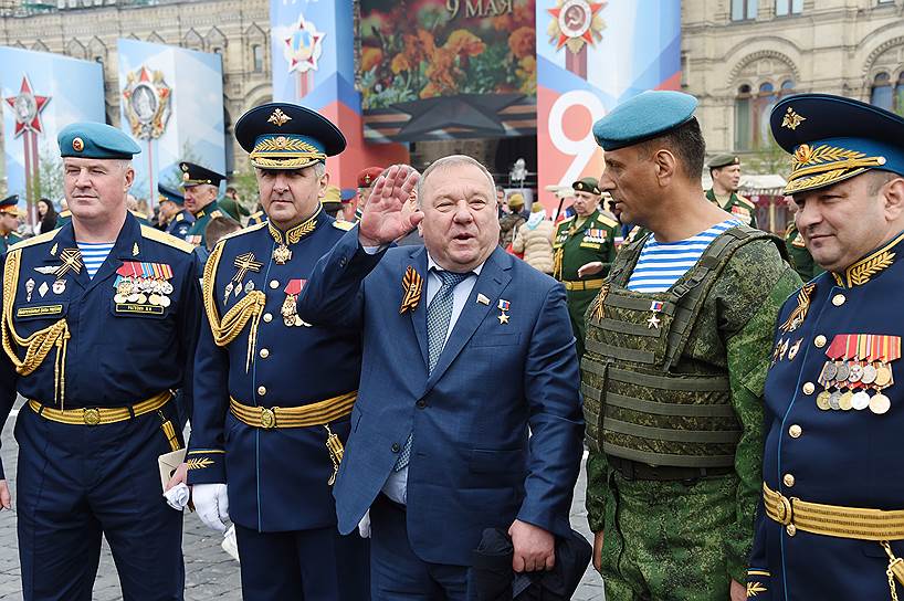 Председатель комитета Государственной думы по обороне Владимир Шаманов (в центре) во время парада