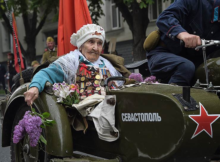 Севастополь. Участница Парада Победы на мотоцикле