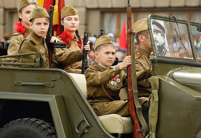 Волгоград. Военный парад на площади Павших Борцов