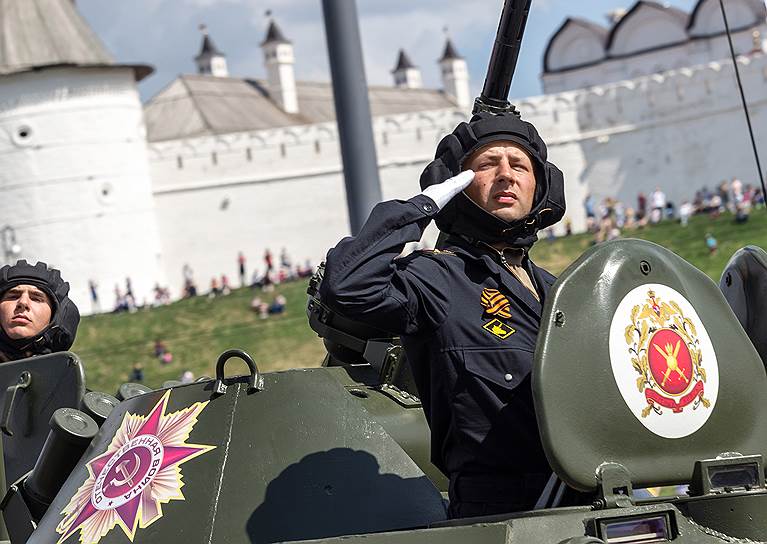 Казань. Военная техника во время парада на на площади Тысячелетия