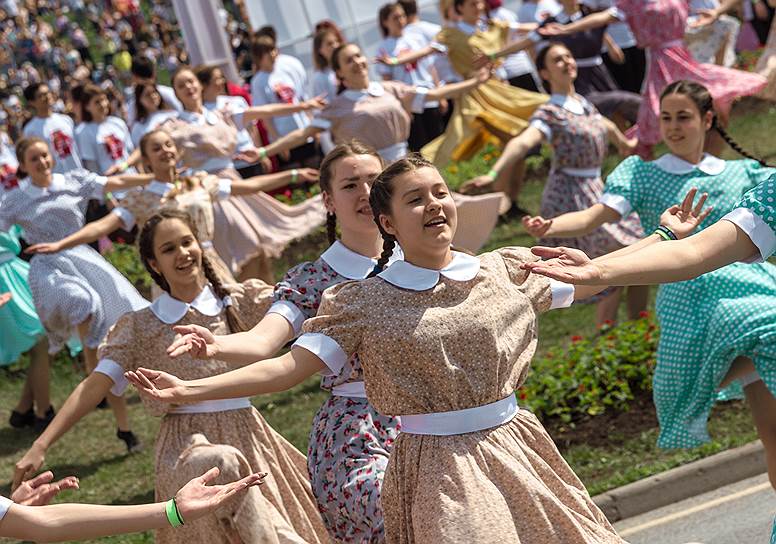 Казань. Театрализованное представление во время парада в честь Дня Победы