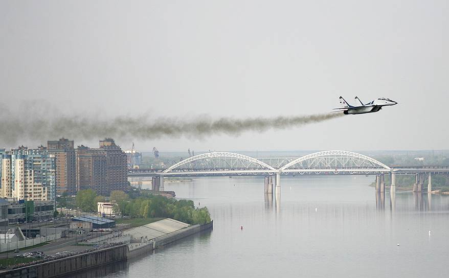 Нижний Новгород. Самолет МиГ-29УБ над Волгой во время празднования Дня Победы