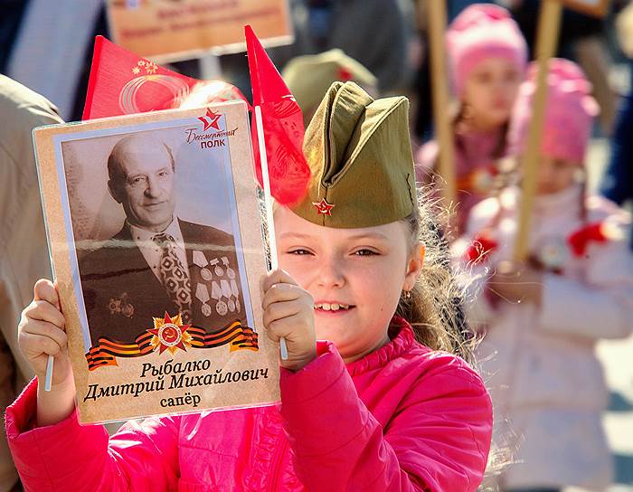 Новосибирск. Участница акции «Бессмертный полк» во время шествия по Красному проспекту