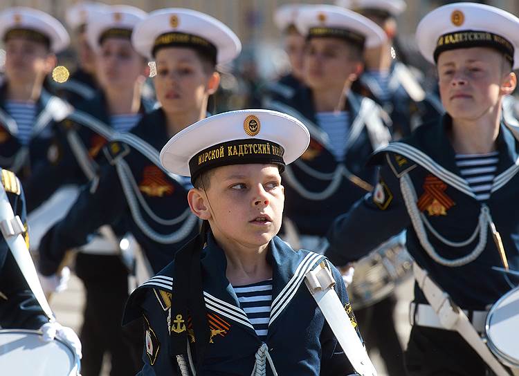 Кадеты Морского кадетского корпуса во время парада