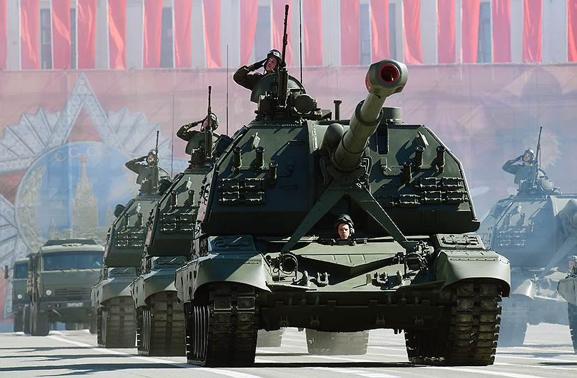 Санкт-Петербург. Военная техника на параде на Дворцовой площади