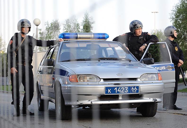 Сотрудники полиции во время акции в сквере у Свердловского академического театра драмы