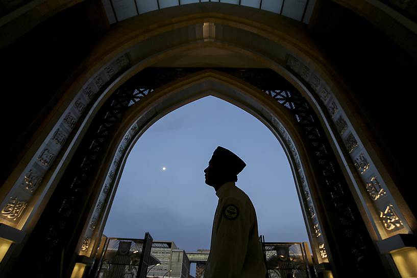Куала-Лумпур, Малайзия. Мужчина в мечети во время священного для мусульман месяца рамадан