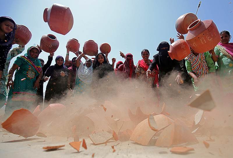 Ахмадабад, Индия. Женщины в знак протеста против нехватки питьевой воды разбивают кувшины