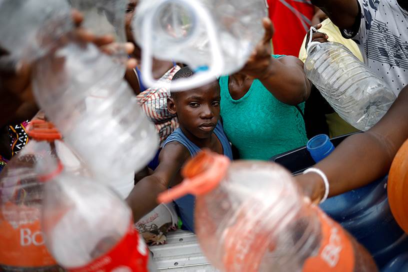 Тапачула, Мексика. Африканские и гаитянские мигранты просят воды  