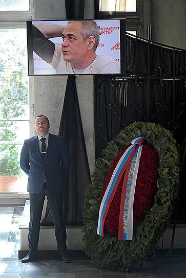 Во время церемонии прощания на стенах по обе стороны от гроба были установлены экраны, на которых сменялись фотографии Сергея Доренко