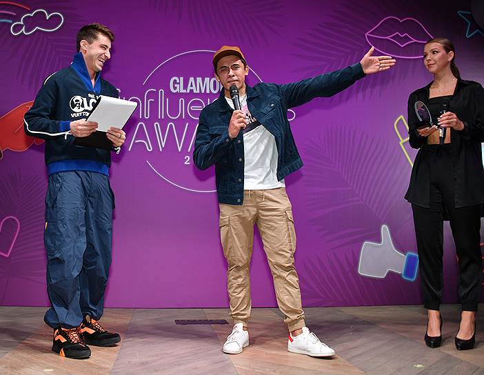 Актер Артем Королев (слева) и блогер Булат Браво (в центре) на церемонии вручения премии Glamour Influencers 