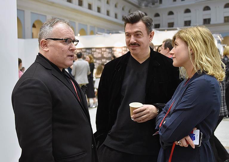 Совладелец галереи «Триумф» Дмитрий Ханкин (слева) и дизайнер Денис Симачев (в центре) на церемонии открытия арт-шоу DA!MOSCOW 