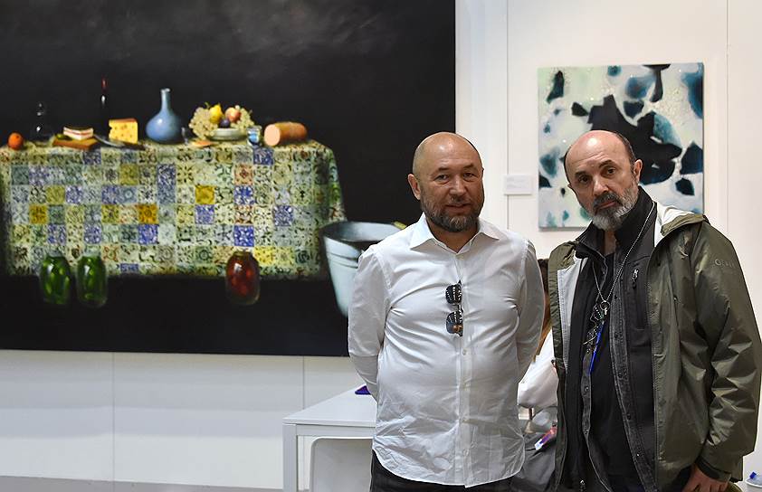 Режиссер, сценарист, продюсер Тимур Бекмамбетов (слева) во время открытия арт-шоу DA!MOSCOW