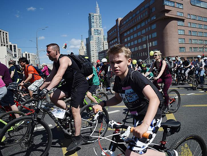 Участники фестиваля проехали по Садовому кольцу на велосипедах дважды – на велогонке и в заезде для всех желающих