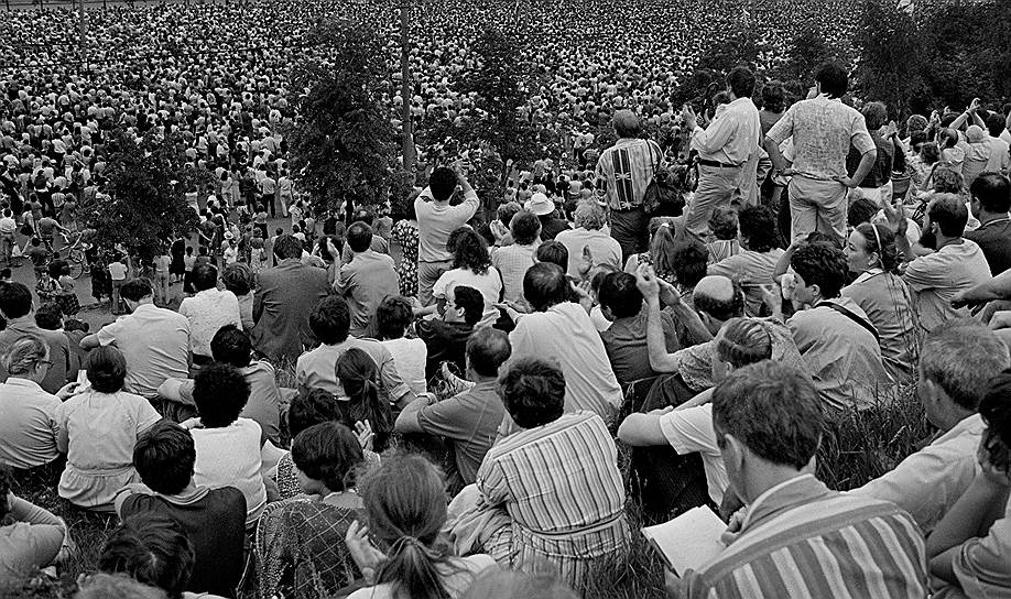 21 мая 1989 года перед открытием первого Съезда народных депутатов СССР на стадионе «Лужники» прошел митинг в поддержку демократов. В акции участвовали и выступали Борис Ельцин, Андрей Сахаров, Гавриил Попов. Митинг собрал от 150 до 200 тыс. человек