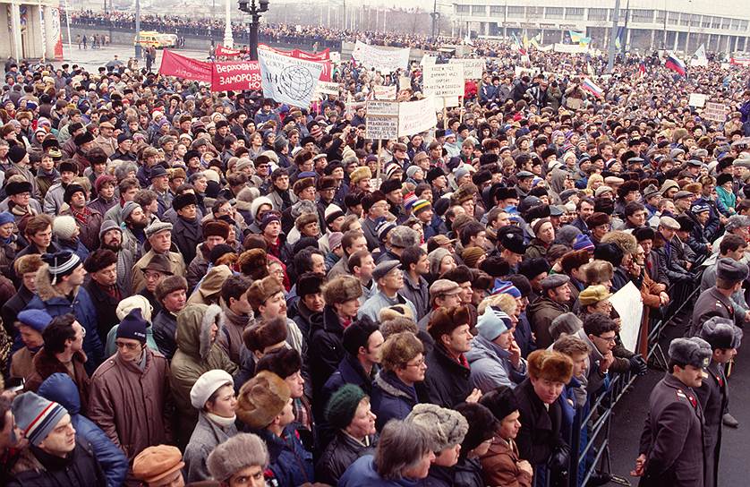 20 января 1991 года на Манежной площади прошел митинг против использование вооруженных сил в Литве, первой из советских республик провозгласившей независимость от СССР. Акция прошла под лозунгом «Не допустим оккупации Литвы!». По разным данным, митинг собрал от 100 тыс. до 500 тыс. человек