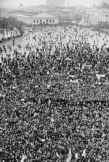 4 февраля 1990 года на Манежной площади состоялся самый массовый митинг протеста за всю историю советской власти, собравший до 300 тыс. человек. Главным требованием стала отмена статьи 6 Конституции СССР о руководящей роли КПСС