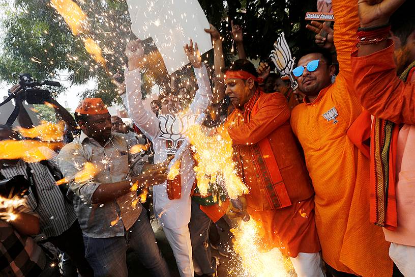 Нью-Дели, Индия. Сторонники правящей «Бхаратия джаната парти» празднуют победу на выборах