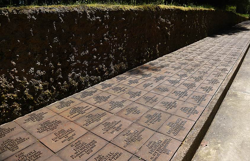 Государственный мемориальный комплекс «Медное».  Захоронения польских военнопленных на территории комплекса