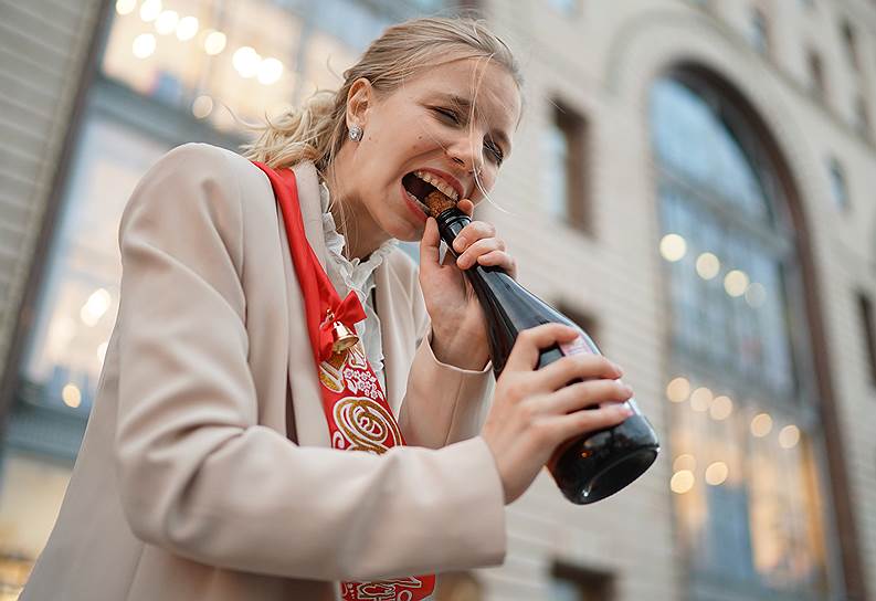 Московская выпускница во время гуляний в центре города