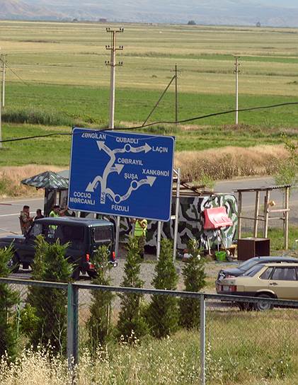 Из всех городов и сел на этом указателе доехать можно только до села Джоджуг Марджанлы. Остальные находятся под контролем армян и дороги туда заминированы