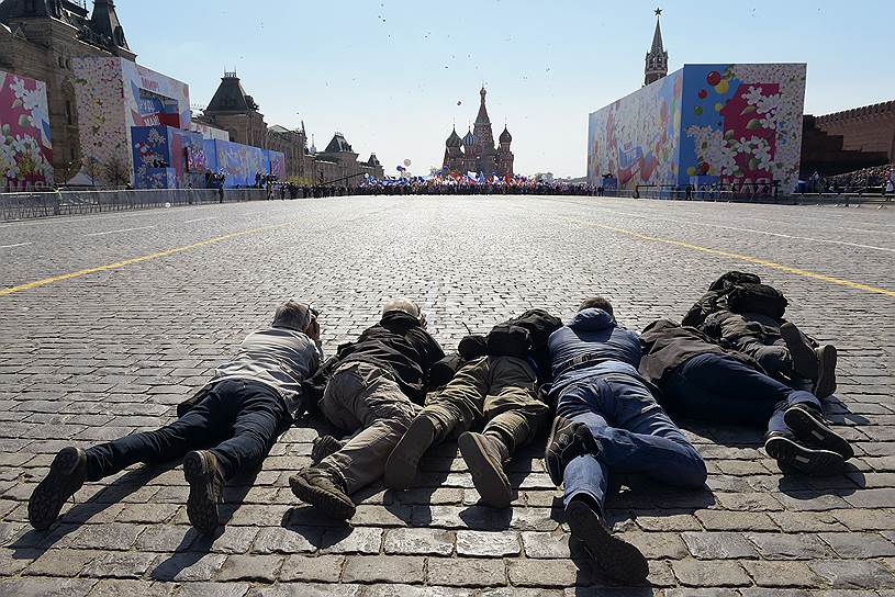 1 мая, Москва. Фотокорреспонденты перед началом первомайского шествия профсоюзов на Красной площади 