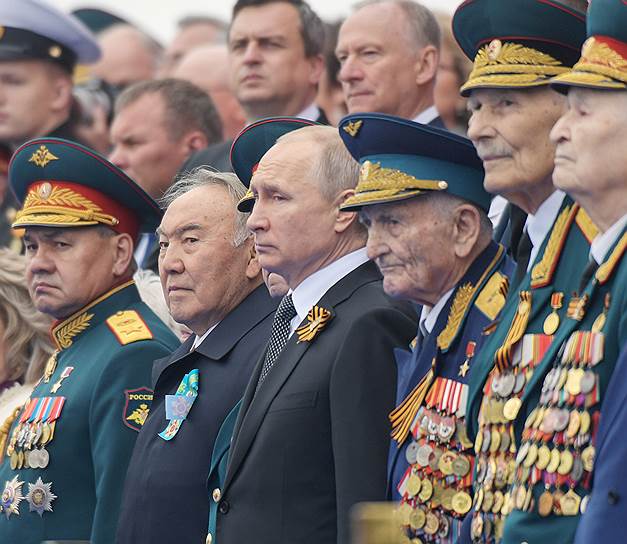 9 мая, Москва. Президент России Владимир Путин и первый президент Казахстана Нурсултан Назарбаев (второй слева) во время парада на Красной площади 