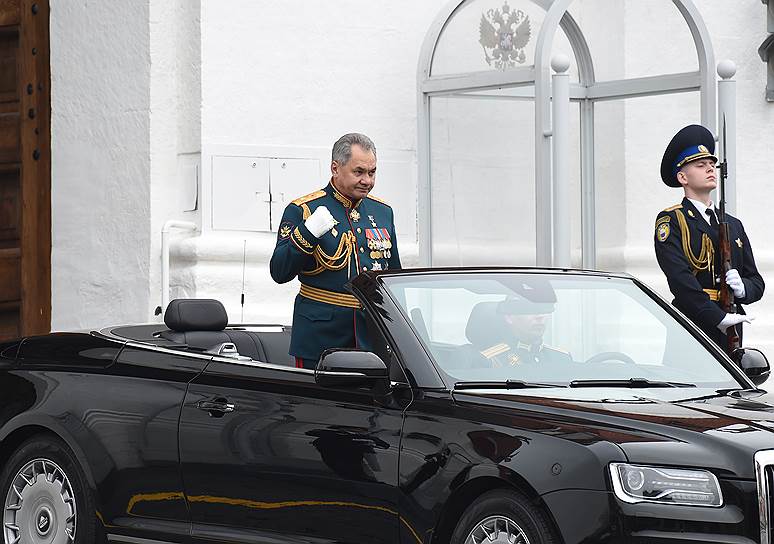 9 мая, Москва. Министр обороны России Сергей Шойгу (слева) во время парада на Красной площади 