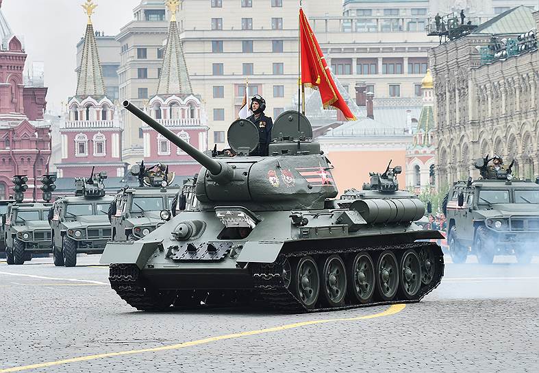 9 мая, Москва. Танк Т-34-85 на военном параде 