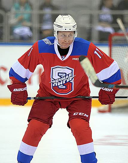 10 мая, Сочи. Президент России Владимир Путин во время гала-матча Ночной хоккейной лиги в ледовом дворце «Большой»