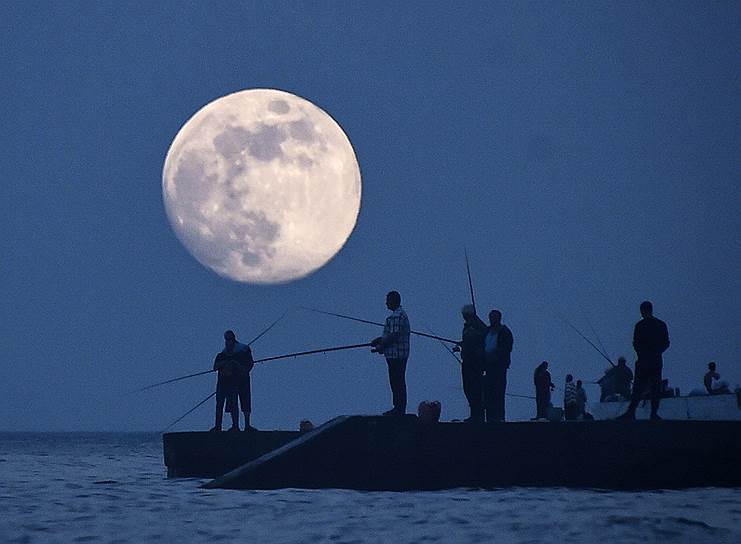 17 мая, Ялта. Рыбаки на пирсе в полнолуние 