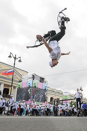 26 мая, Санкт-Петербург. Участники циркового представления во время празднования Дня города на Невском проспекте 