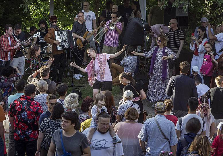 26 мая, Киев, Украина. Участники международного фестиваля еврейской музыки и танца Klesmer Fest на Пейзажной аллее