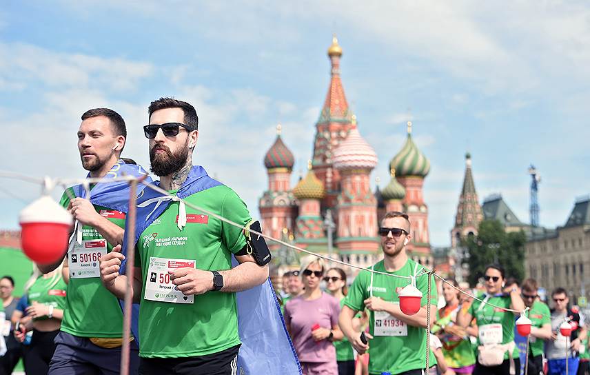 Участники марафона на Васильевском спуске
