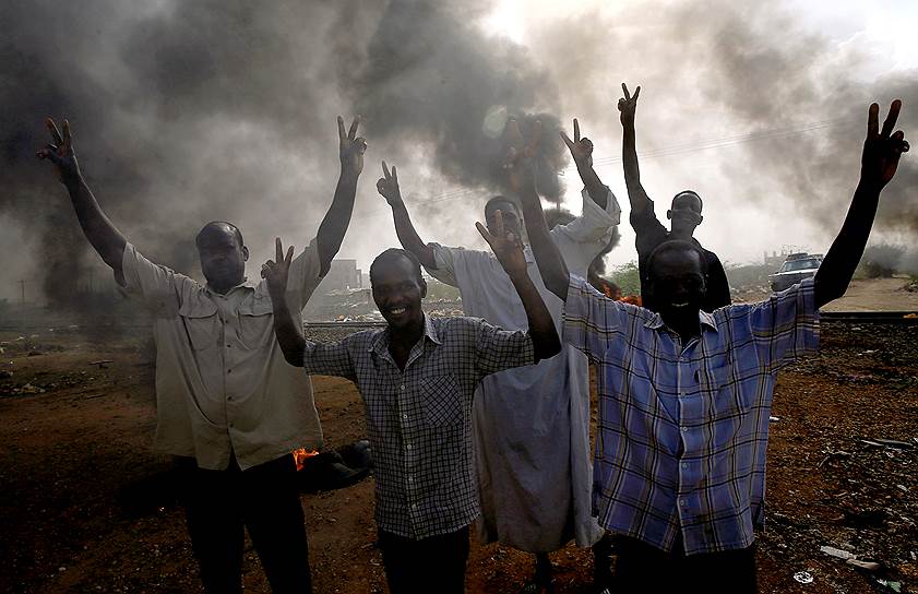 Хартум, Судан. Протестующие призывают сложить полномочия Переходный военный совет, созданный во время переворота в апреле 2019 года