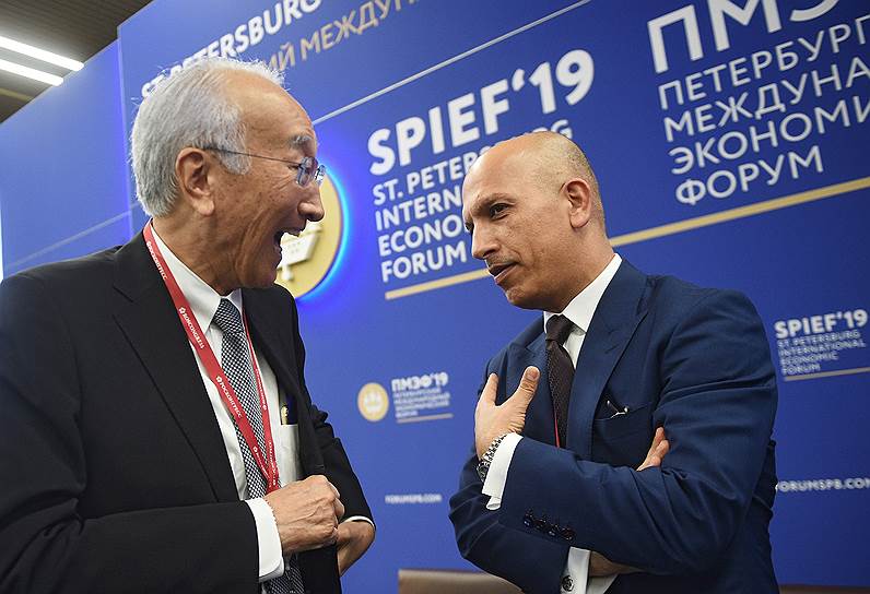 Санкт-Петербург, Россия. Президент Sasakawa Peace Foundation Нобуо Танака (слева) и министр финансов Катара Али Шариф Аль-Эмади на Петербургском международном экономическом форуме   