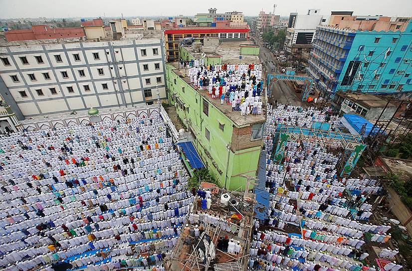 Калькутта, Индия. Мусульмане совершают молитвы, посвященные окончанию священного месяца поста рамадан
