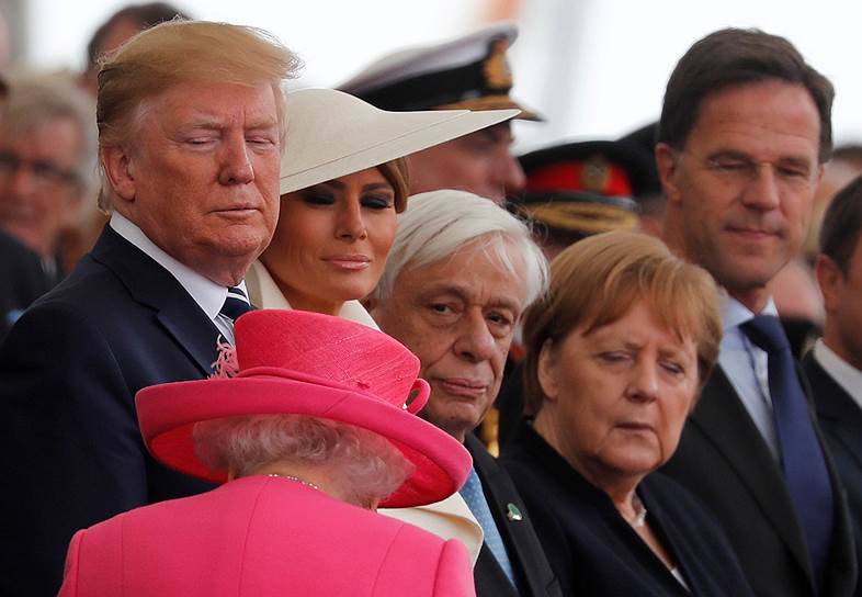 Портсмут, Великобритания. Королева Великобритании Елизавета II (на переднем фоне), президент США Дональд Трамп с супругой Меланией (крайние слева), канцлер Германии Ангела Меркель (вторая справа) и премьер-министр Нидерландов Марк Рютте (крайний справа) во время празднования 75-й годовщины высадки союзников в Нормандии    