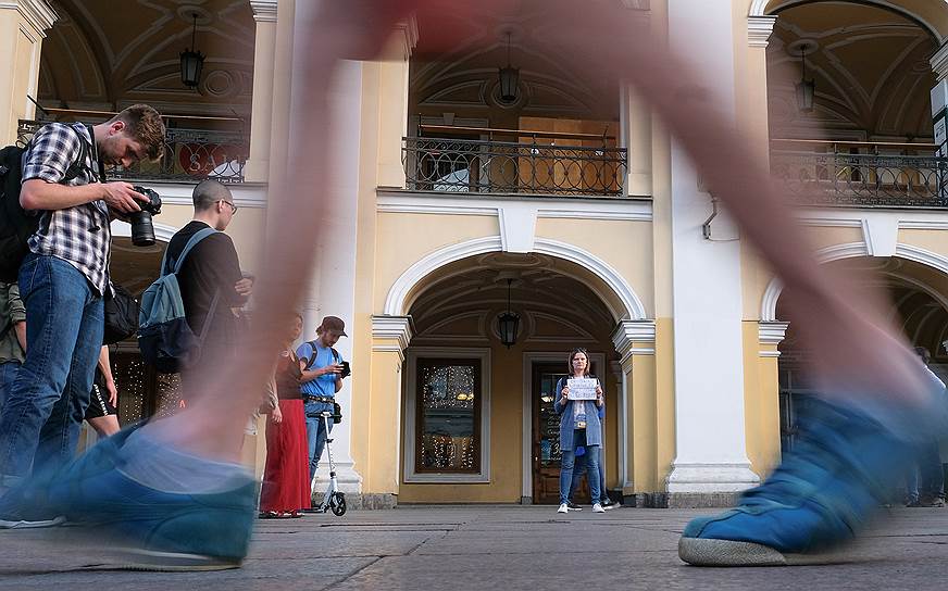 Одиночный пикет в поддержку журналиста Ивана Голунова у станции метро «Гостиный Двор» в Санкт-Петербурге